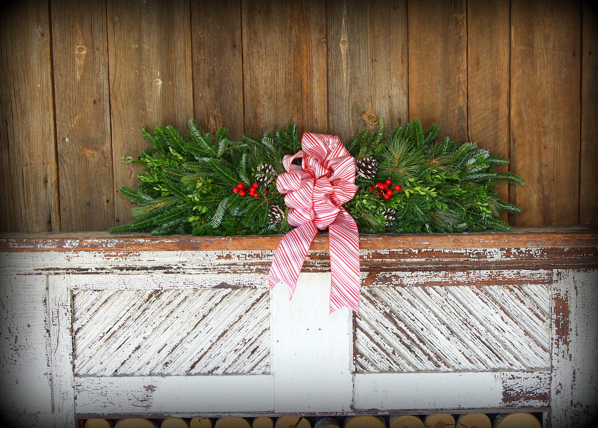 SouthernmixwindowswagdecoratedMantle.jpg Wishon Evergreens